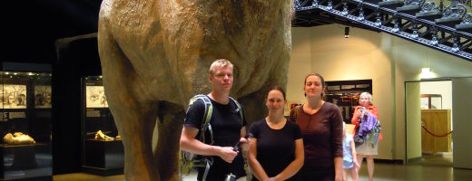Gruppenbild im Museum für Naturkunde Elefantenausstellung