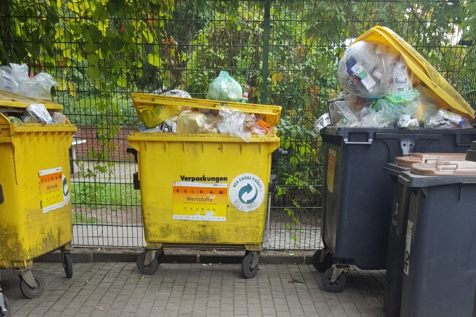 Überquellende Mülltonnen - Foto: S. Brüning