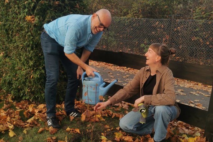 Johanna Ostendorf pflanzt zusammen mit Kleingartenvorstandsmitglied Carsten den 1.000sten Strauch - Foto: Janna Einöder