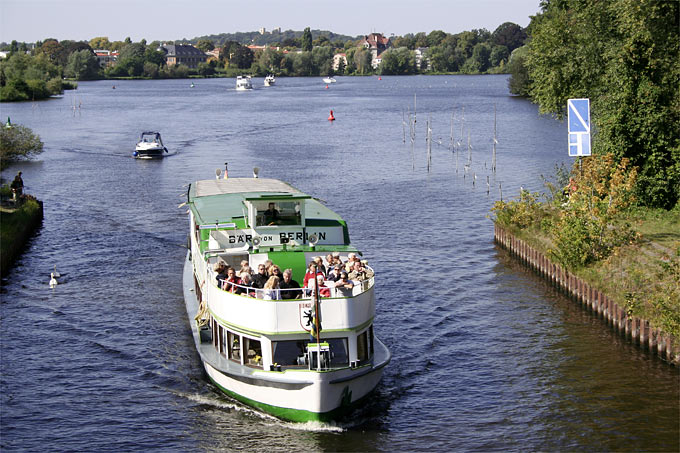 Ausflugsschiff auf dem Teltowkanal - Foto: Helge May