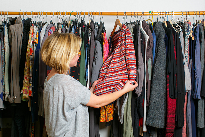 Fehlt etwas im Kleiderschrank, sollte man zu gebrauchter statt neuer Kleidung greifen. Foto: NABU/S. Kühnapfel