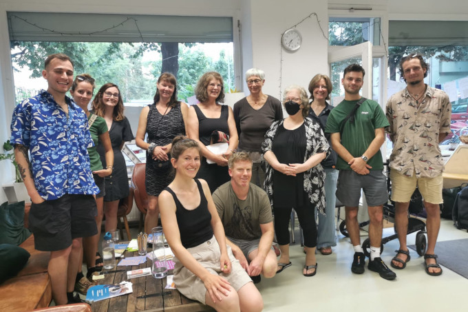 Ein Gruppenfoto mit zwölf erwachsenen Personen.