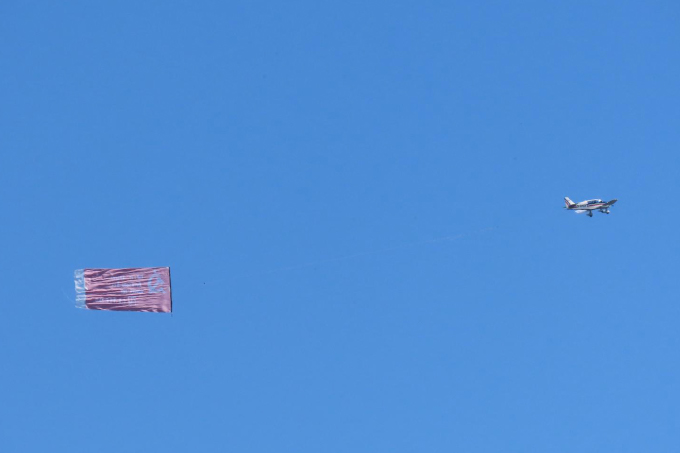 Rotes Banner über dem Biesenhorster Sand - Foto: Jens Scharon