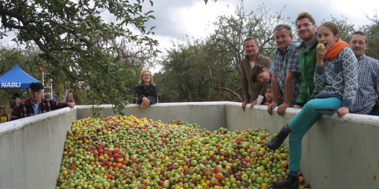 Bunte Apfelvielfalt und stolze Erntehelfer*innen - Foto: Jutta Sandkühler