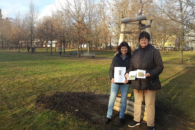 Christina Ladewig und Marlies Rother vor der für die Bezirksgruppe gepflanzten Ulme - Foto: A. Stavorinus