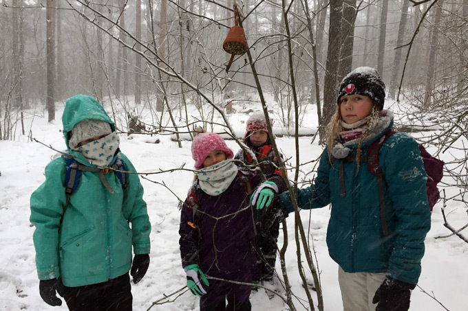 Auch im Winter im Wald unterwegs - die Kindergruppe Treptow-Köpenick. - Foto: Karsten Matschei