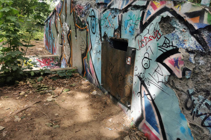 Die Außenfassade des Luna-Bunkers, mit Graffity besprüht