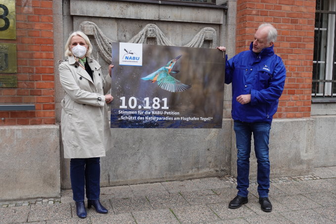 Rainer Altenkamp übergibt die 10.000 Unterschriften an Regine Günther, die damalige Umweltsenatorin