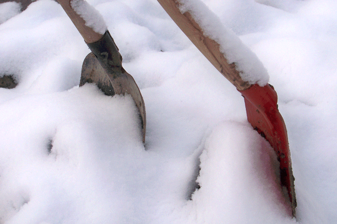 Schaufeln im Schnee - Foto: Wulf Geißler
