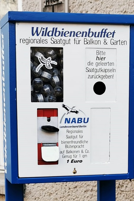 Umgebauter Kaugummiautomat vor dem NABU Berlin zur Abgabe von Saatgut