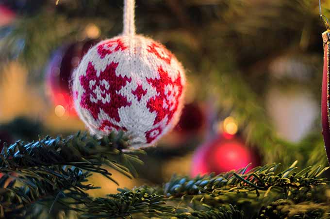Weihnachtskugel mit Strickdeko - Foto: Koen Eijkelenboom