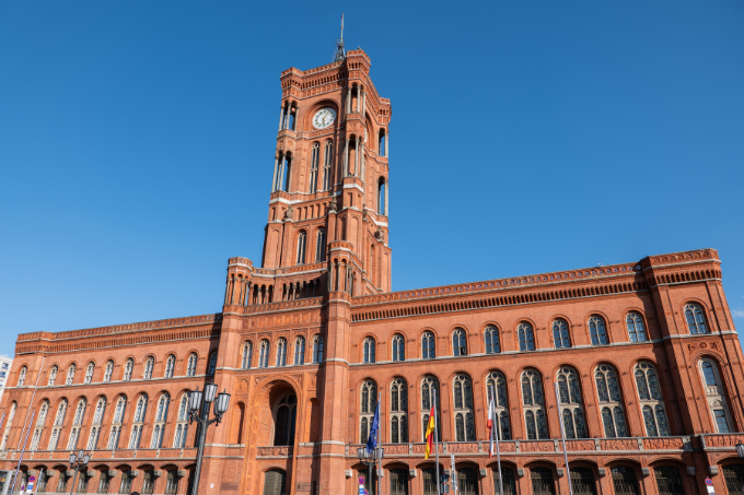 Das Rote Rathaus von Berlin - Foto: Artur Bogacki/Canva Pro