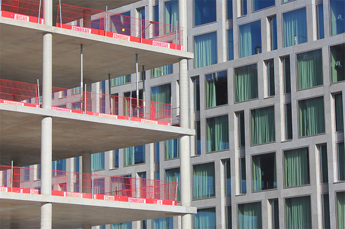 Rohbau Bürogebäude und Hotelfassade - Foto: Helge May